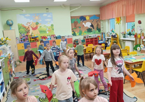 Zabawa taneczna z motylami.