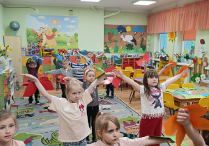 Zabawa taneczna z motylami.