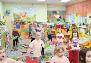 Zabawa taneczna z motylami.