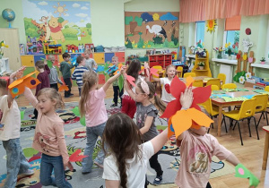 Zabawa taneczna z motylami.