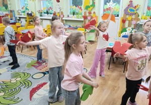 Zabawa taneczna z motylami.