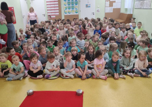 Dzieci zebrane na pokazie mody ekologicznej
