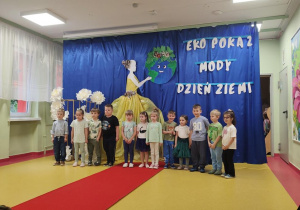 Dzieci z grupy "Biedronki" śpiewają piosenkę o naszej planecie