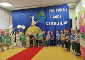 Dzieci z grupy "Motylki" śpiewają piosenkę o miłości do Ziemi