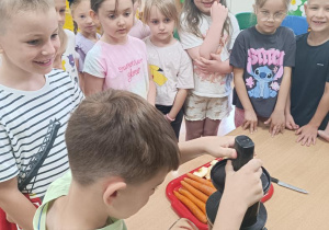 Dzieci wykonują sok.