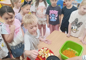 Dzieci wykonują sok.