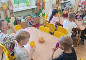 Degustacja samodzielnie wykonanego soku.