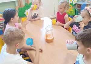Degustacja samodzielnie wykonanego soku.