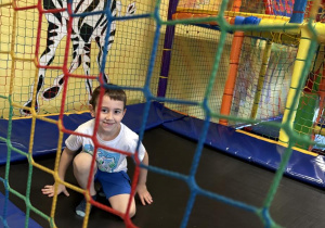 Tymek na trampolinie