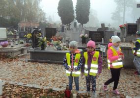 Dzieci na cmentarzu