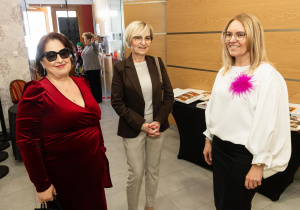 Pani Dyrektor Anna z zaproszonymi gośćmi.