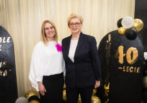 Pani Dyrektor Anna z zaproszonymi gośćmi.
