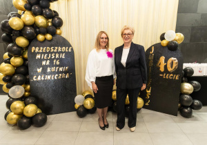 Pani Dyrektor Anna z zaproszonymi gośćmi.