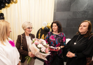 Pani Dyrektor Anna z zaproszonymi gośćmi.