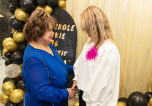 Pani Dyrektor Anna z zaproszonymi gośćmi.