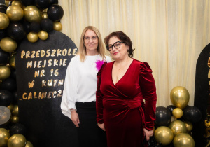 Pani Dyrektor Anna z zaproszonymi gośćmi.