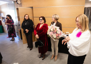 Pani Dyrektor Anna z zaproszonymi gośćmi.