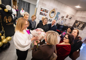 Pani Dyrektor Anna z zaproszonymi gośćmi.