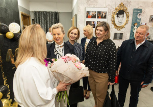 Pani Dyrektor Anna z zaproszonymi gośćmi.