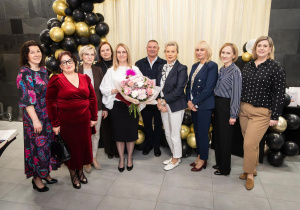 Pani Dyrektor Anna z zaproszonymi gośćmi.