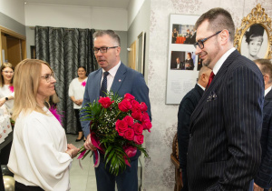 Pani Dyrektor Anna z zaproszonymi gośćmi.