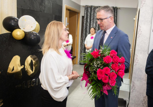 Pani Dyrektor Anna z zaproszonymi gośćmi.