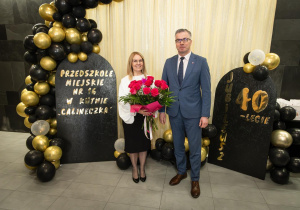 Pani Dyrektor Anna z zaproszonymi gośćmi.