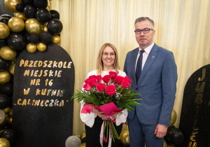 Pani Dyrektor Anna z zaproszonymi gośćmi.