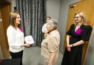 P. Aneta wręcza upominki zaproszonym gościom.