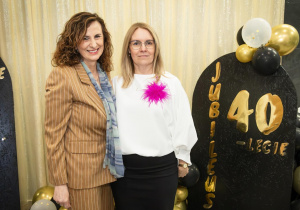 Pani Dyrektor Anna z zaproszonymi gośćmi.