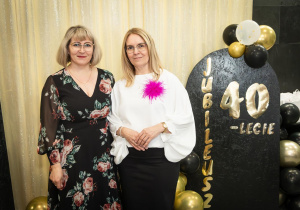 Pani Dyrektor Anna z zaproszonymi gośćmi.