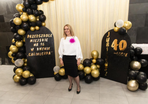 Pani Dyrektor Anna na tle dekoracji głównego wejścia.