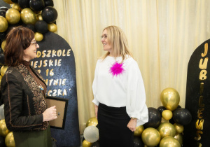 Pani Dyrektor Anna z zaproszonymi gośćmi.