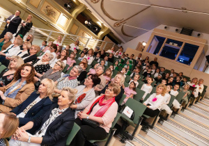 Widownia pełna gości zgromadzonych na Jubileusz.
