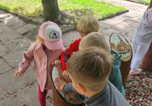 dzieci rozpoznają zwierzęta.