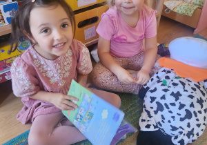 Aniela i Lila przeglądają książki.