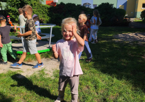 Hania się bawi.