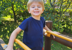Tobiasz pokonuje most.