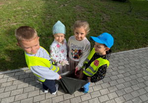 Dzieci podczas akcji Sprzątanie Świata