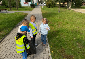 Dzieci podczas akcji Sprzątanie Świata