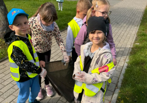 Dzieci podczas akcji Sprzątanie Świata