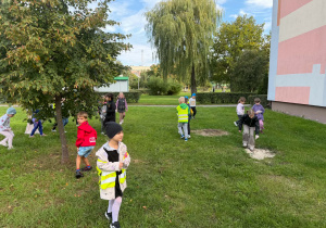 Dzieci podczas akcji Sprzątanie Świata