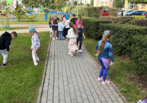 Dzieci podczas akcji Sprzątanie Świata