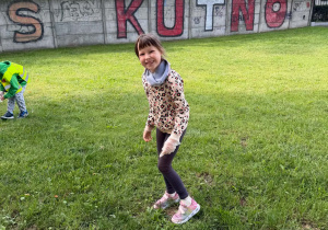 Dzieci podczas akcji Sprzątanie Świata