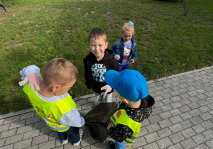 Dzieci podczas akcji Sprzątanie Świata