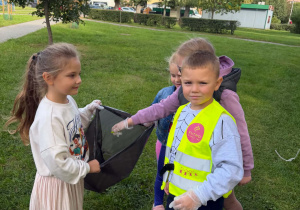 Dzieci podczas akcji Sprzątanie Świata