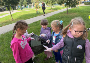 Dzieci podczas akcji Sprzątanie Świata