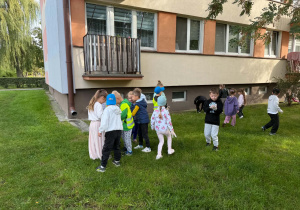 Dzieci podczas akcji Sprzątanie Świata