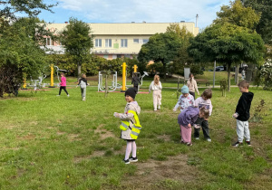 Dzieci podczas akcji Sprzątanie Świata