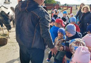 Wycieczka dzieci z grupy "Motylki" do "Stajni Oleszcze"